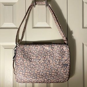 Lug DELTA leopard pearl laptop holder with strap💗